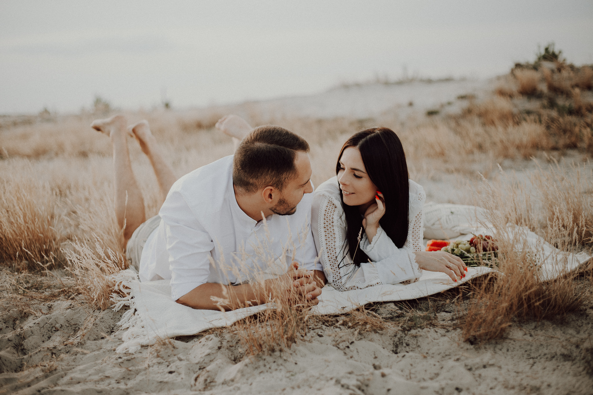 Bytom, Gliwice, Jastrzębie, Katowice, Kraków, Niepozowane, Racibórz, Rybnik, Wodzisław, biała, błędowska, fotograf, fotografia, godzina, golden hour, narzeczeńska, pary, piasek, piknik, prosecco, pustynia, sesja, sukienka, zaręczyny, złota, Śląsk, ślub, Żory