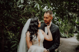 Bytom, Gliwice, Jastrzębie, Katowice, Pan młody, Panna młoda, Racibórz, Rybnik, Wesele, Wodzisław, botaniczny, fotograf ślubny, fotografia ślubna, garnitur, małżeństwo, natura, ogród, palmiarnia, państwo młodzi, rośliny, suknia ślubna, zielono, Śląsk, Żory