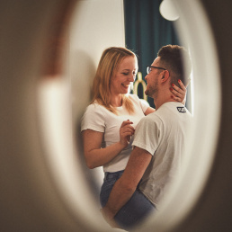 boudoir, delikatna, elegancka, fotograf, glamour, kwiaty, miłość, sesja fotograficzna, śląsk, katowice, pszczyna, tychy, żory, zmysłowa, wodzisław, fotografia, zakochani, para, homestyle, dom, mieszkanie, kuchnia, salon, sypialnia, łóżko, red dress studio