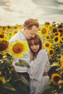 żory, rybnik, jastrzębie, wodzisław, tychy, cieszyn, katowice, mikołów, gliwice, sesja, fotograficzna, fotografia, fotograf, śląsk, słoneczniki, lato, para, zakochani, małżeństwo, bogo, koszula, sukienka, biała, rustykalna