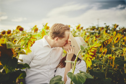 żory, rybnik, jastrzębie, wodzisław, tychy, cieszyn, katowice, mikołów, gliwice, sesja, fotograficzna, fotografia, fotograf, śląsk, słoneczniki, lato, para, zakochani, małżeństwo, bogo, koszula, sukienka, biała, rustykalna