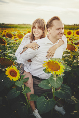 żory, rybnik, jastrzębie, wodzisław, tychy, cieszyn, katowice, mikołów, gliwice, sesja, fotograficzna, fotografia, fotograf, śląsk, słoneczniki, lato, para, zakochani, małżeństwo, bogo, koszula, sukienka, biała, rustykalna