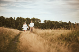 żory, rybnik, jastrzębie, wodzisław, tychy, cieszyn, katowice, mikołów, gliwice, sesja, fotograficzna, fotografia, fotograf, śląsk, słoneczniki, lato, para, zakochani, małżeństwo, bogo, koszula, sukienka, biała, rustykalna