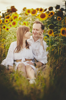 żory, rybnik, jastrzębie, wodzisław, tychy, cieszyn, katowice, mikołów, gliwice, sesja, fotograficzna, fotografia, fotograf, śląsk, słoneczniki, lato, para, zakochani, małżeństwo, bogo, koszula, sukienka, biała, rustykalna