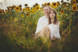 żory, rybnik, jastrzębie, wodzisław, tychy, cieszyn, katowice, mikołów, gliwice, sesja, fotograficzna, fotografia, fotograf, śląsk, słoneczniki, lato, para, zakochani, małżeństwo, bogo, koszula, sukienka, biała, rustykalna